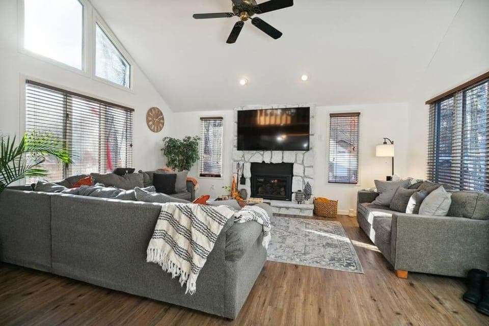 Living room, Seating area, fireplace