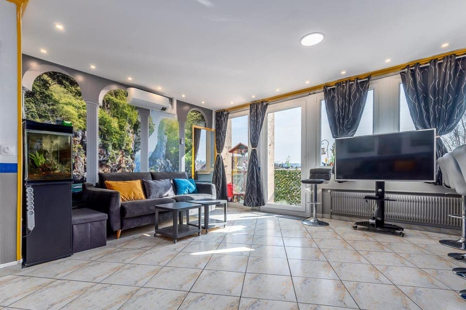 Communal lounge/ TV room