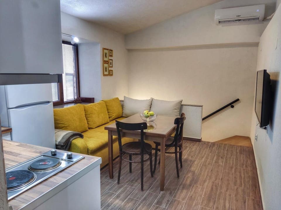 TV and multimedia, Living room, Seating area, Dining area, air conditioner