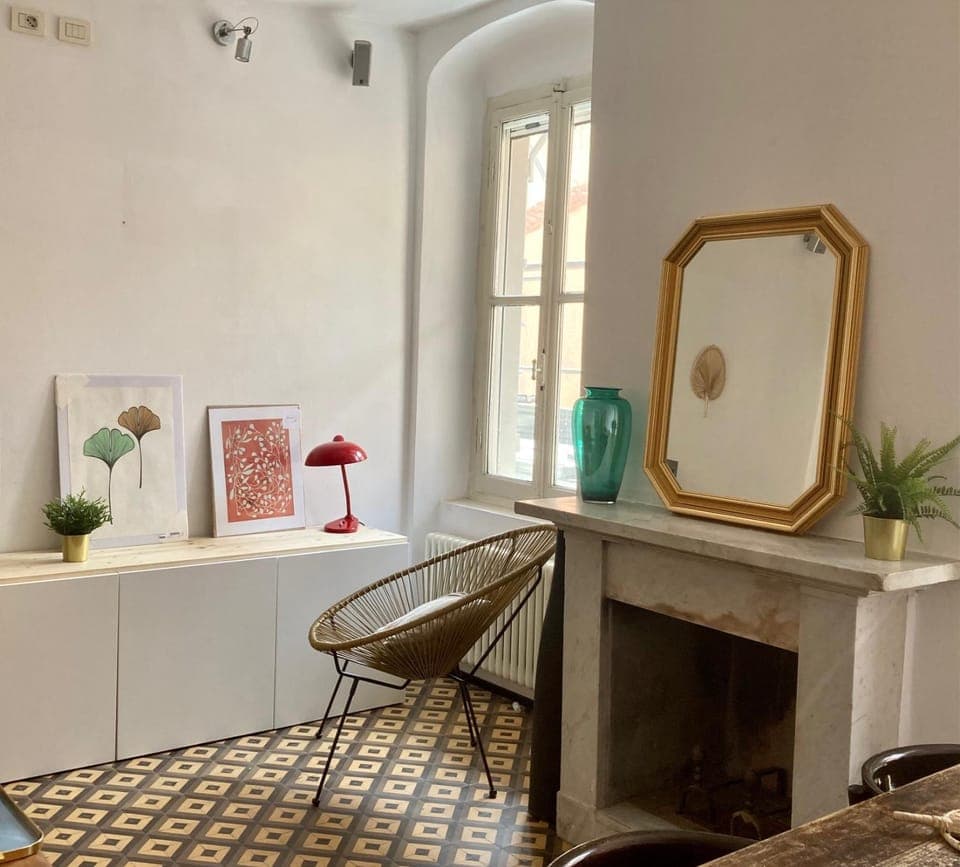 Living room, Lounge or bar, flat iron