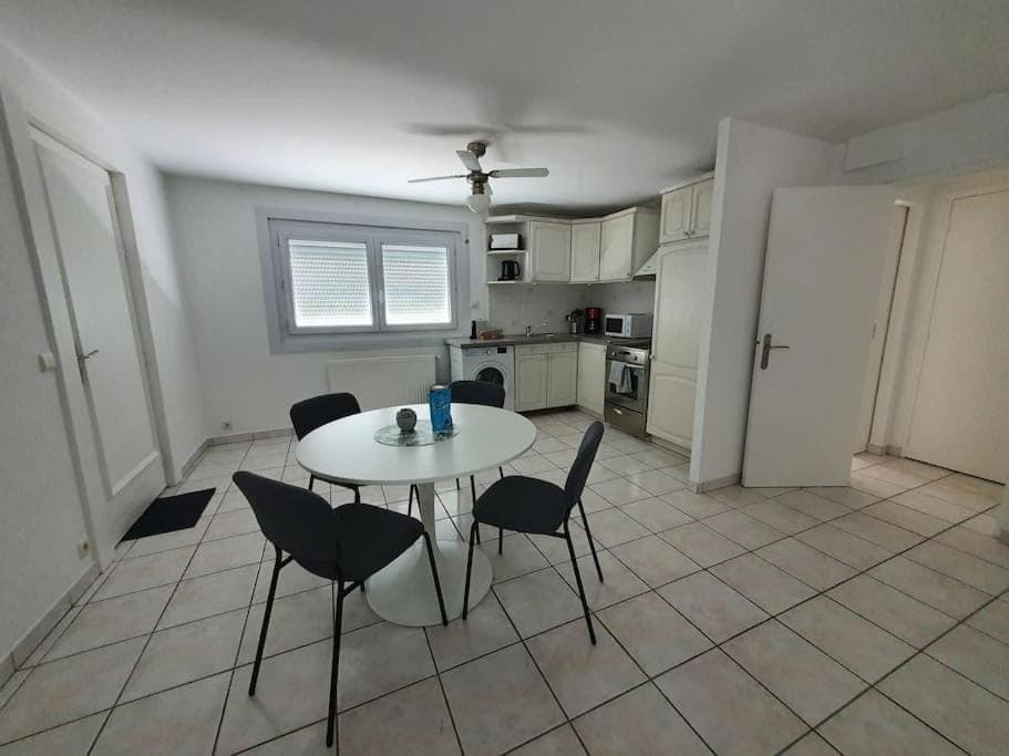 Kitchen or kitchenette, Dining area, minibar, pet friendly, stove