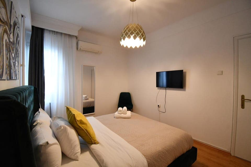 Bed, TV and multimedia, Photo of the whole room, Bedroom, air conditioner