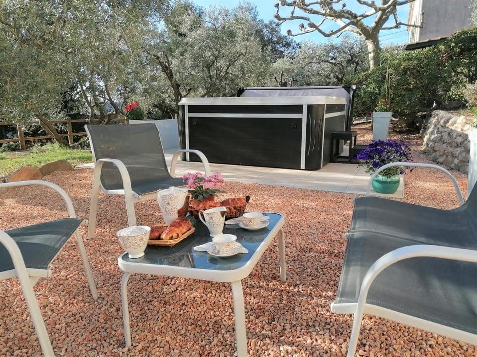 Spring, Day, Garden, Hot Tub, Hot Tub, Spa and wellness centre/facilities, Spa and wellness centre/facilities, Dining area, Garden view, Garden view