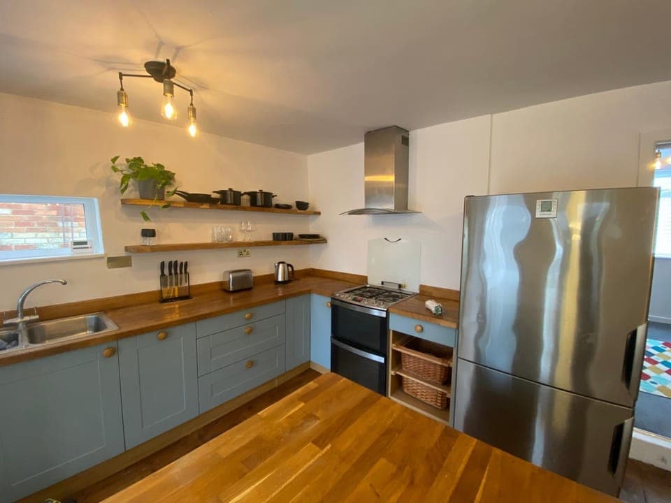 Kitchen or kitchenette, dishwasher, stove