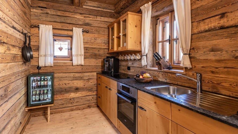 Coffee/tea facilities, Kitchen or kitchenette, oven, stove, kitchen