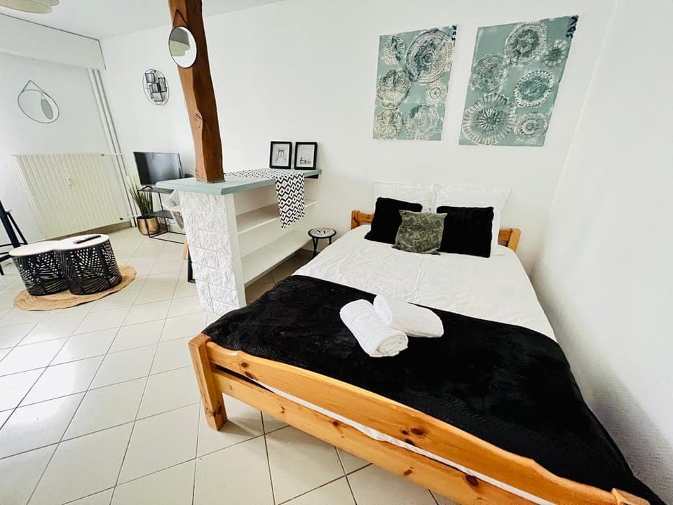 Bed, TV and multimedia, Photo of the whole room, Bedroom, hair dresser, towels