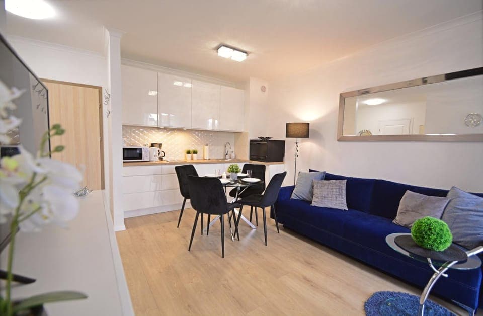 Kitchen or kitchenette, Living room, Seating area, Dining area, minibar, stove