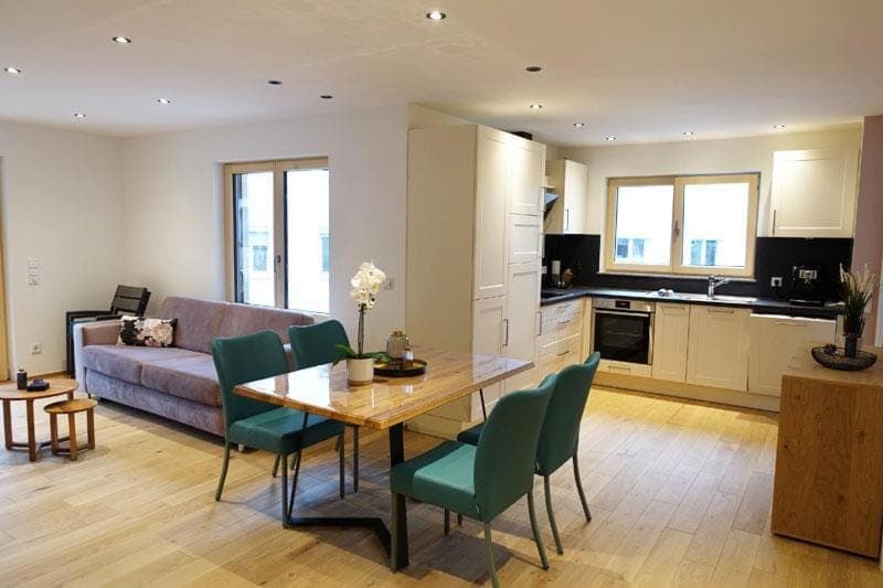 Kitchen or kitchenette, Living room, Seating area, Dining area