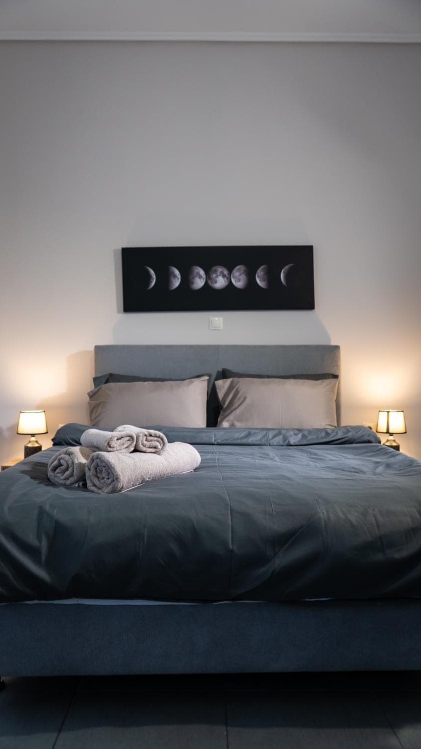 Bed, Bedroom, towels