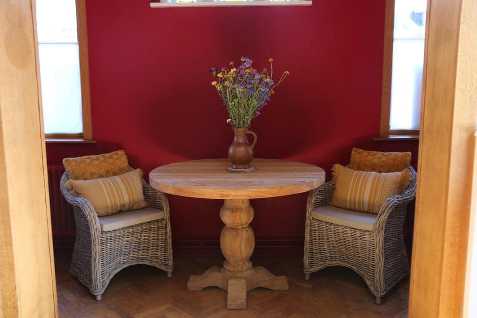 Seating area, Dining area