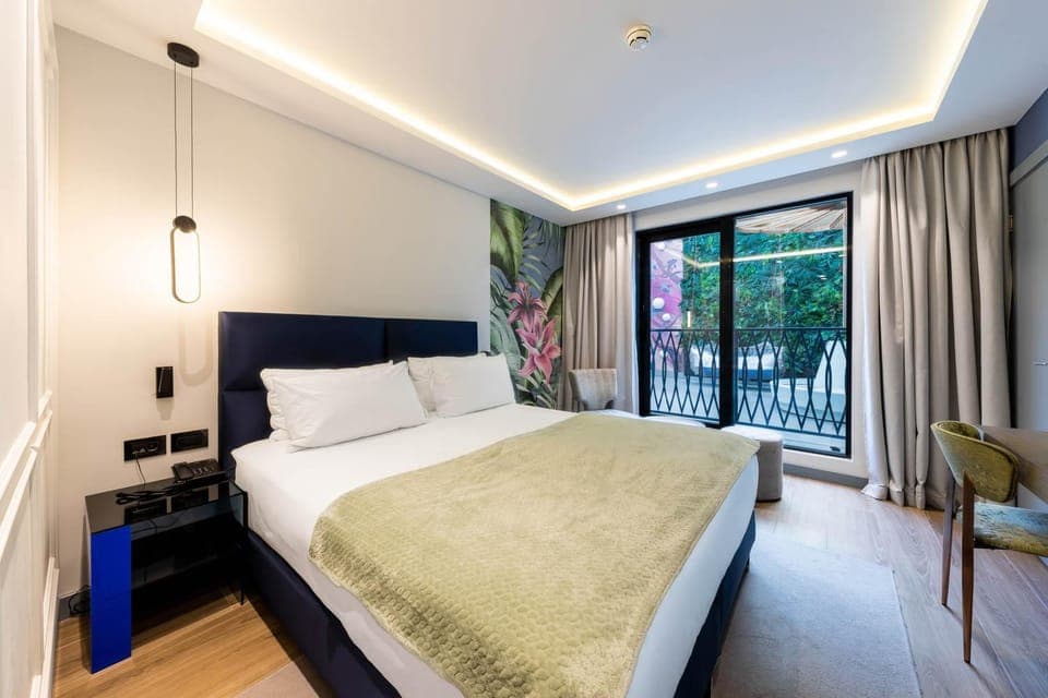 Bed, Photo of the whole room, Seating area, Bedroom