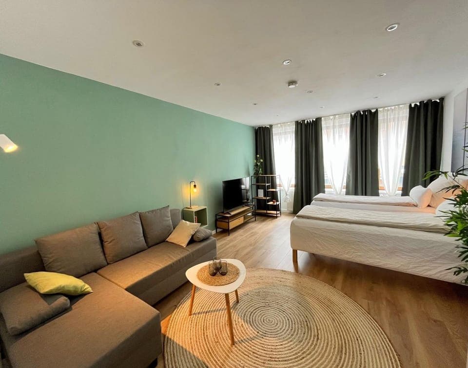 Bed, TV and multimedia, Living room, Photo of the whole room, Seating area, Bedroom, Family, heating, internet, towels, towels