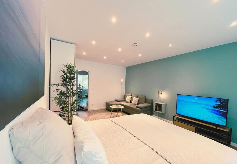 Bed, TV and multimedia, Living room, Photo of the whole room, Decorative detail, Bedroom, City view, Shopping Area, Time of day, children, young children, young children, older children, group of guests, group of guests, heating, internet