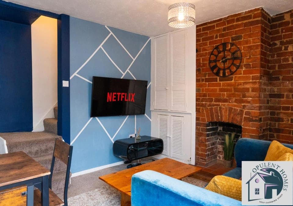 Communal lounge/ TV room, TV and multimedia, Living room, Seating area, Evening entertainment, Logo/Certificate/Sign