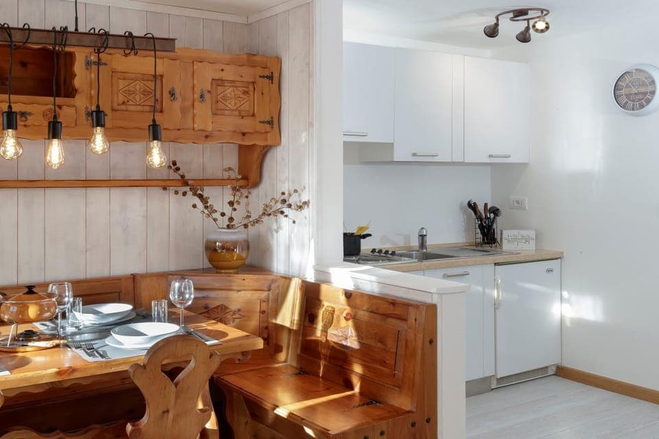 Kitchen or kitchenette, Seating area