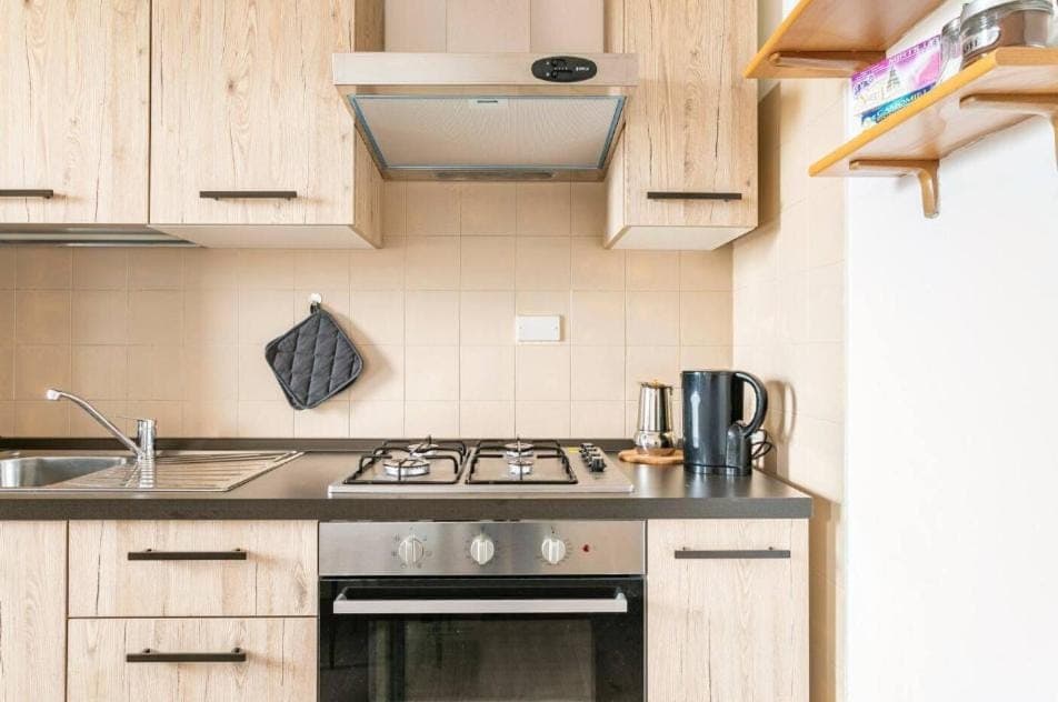 Coffee/tea facilities, Kitchen or kitchenette, stove, toaster