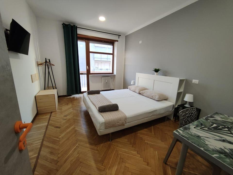 Bed, TV and multimedia, Photo of the whole room, Bedroom, towels