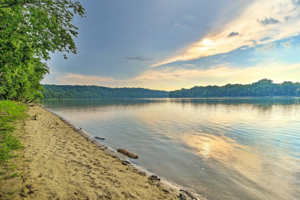 Ohio River Views: Home w/ Fireplace & Deck! House in Indiana