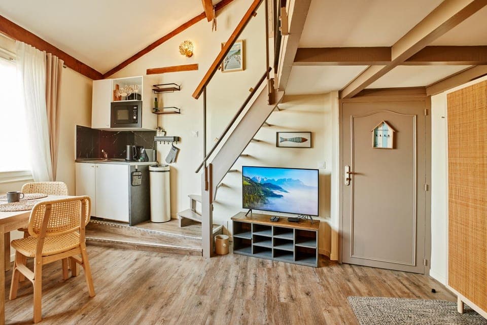 TV and multimedia, Kitchen or kitchenette, Living room, Seating area, minibar