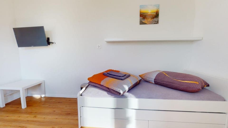 Bed, TV and multimedia, Photo of the whole room, Bedroom