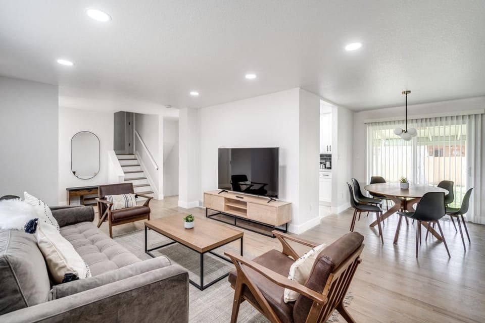 TV and multimedia, Living room, Seating area, Dining area, Evening entertainment