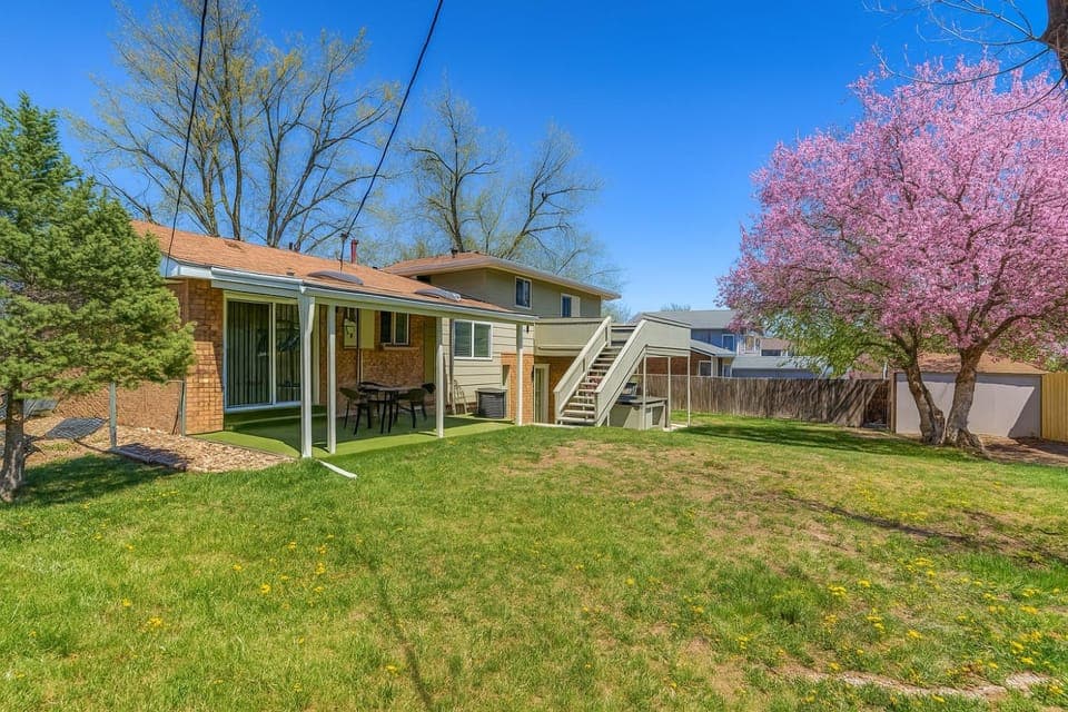 Property building, Spring, Day, Garden, View (from property/room), Balcony/Terrace, Seating area, Dining area, Garden view