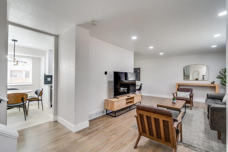 TV and multimedia, Living room, Seating area, Dining area, Evening entertainment