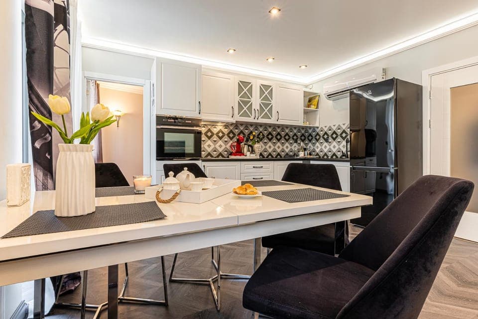 Kitchen or kitchenette, Food, oven