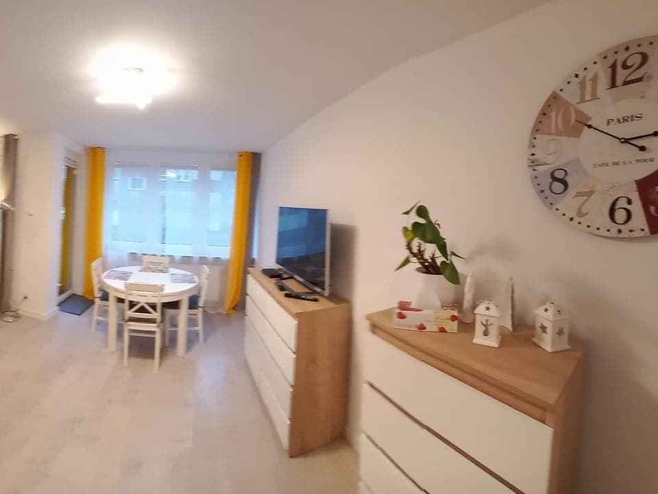 TV and multimedia, Living room, Seating area, Dining area