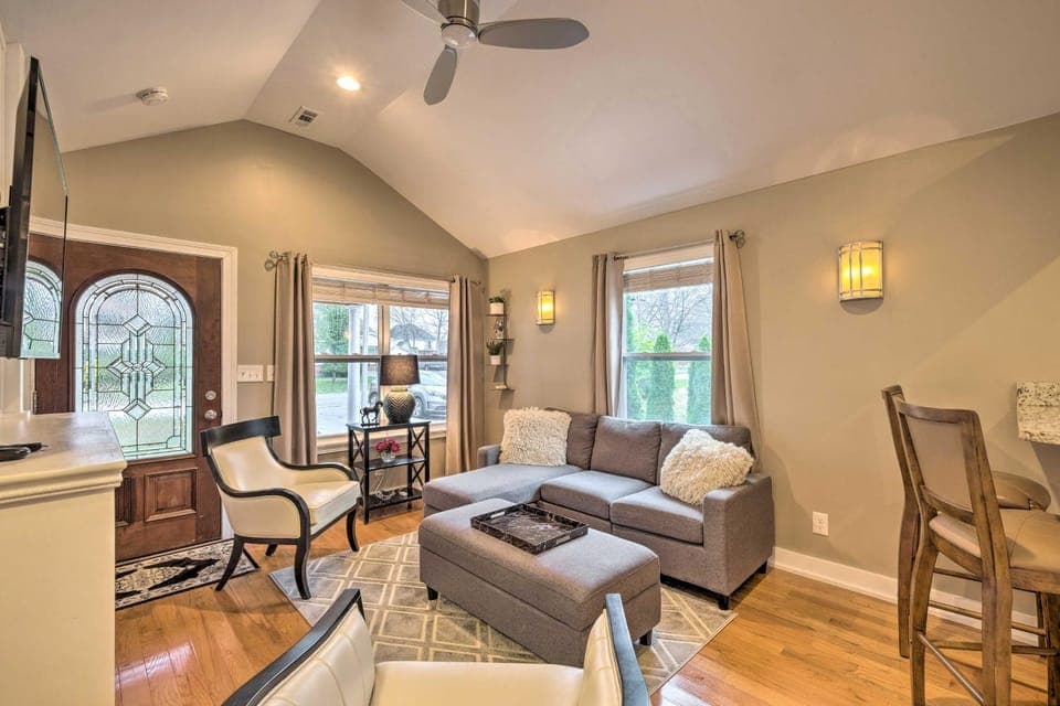 Luxe Lyndon Home < 11 Mi to Dtwn Louisville! House in Louisville