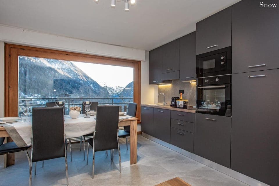 Natural landscape, Coffee/tea facilities, Kitchen or kitchenette, Dining area, Mountain view, stove