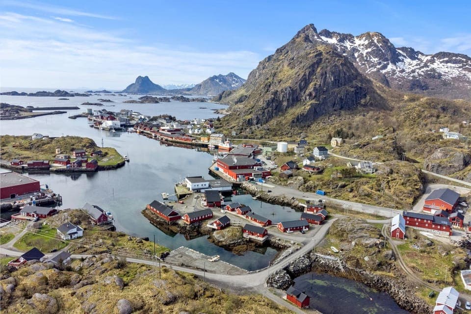 Property building, Nearby landmark, Neighbourhood, Natural landscape, Bird's eye view, Mountain view, Sea view