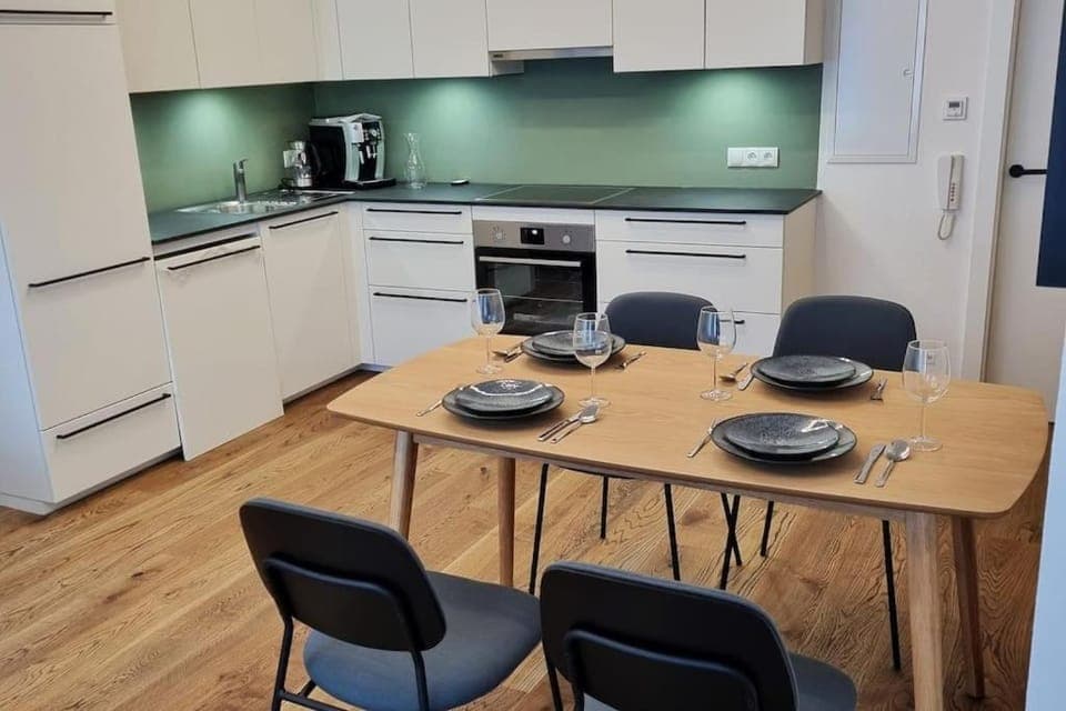 Coffee/tea facilities, Kitchen or kitchenette, Dining area, dishwasher, oven, stove, toaster