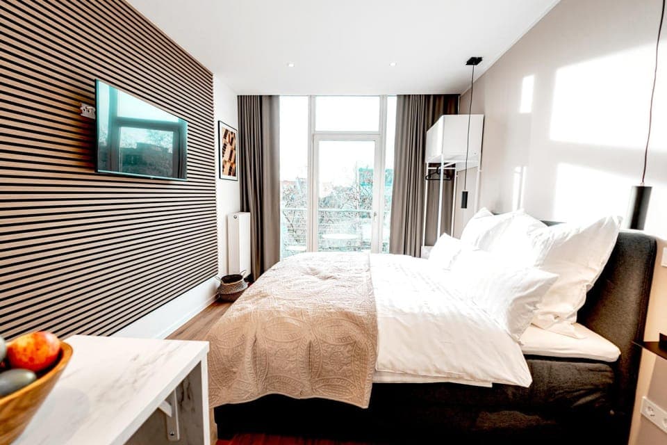 Bed, TV and multimedia, Photo of the whole room, Bedroom