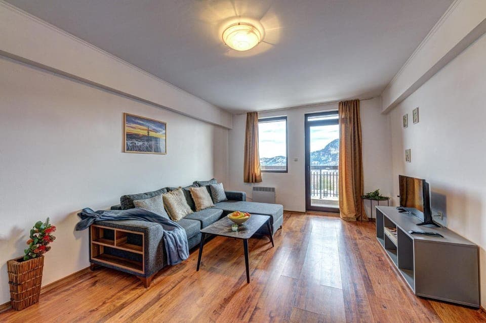 Communal lounge/ TV room, TV and multimedia, View (from property/room), Living room, Seating area, Evening entertainment