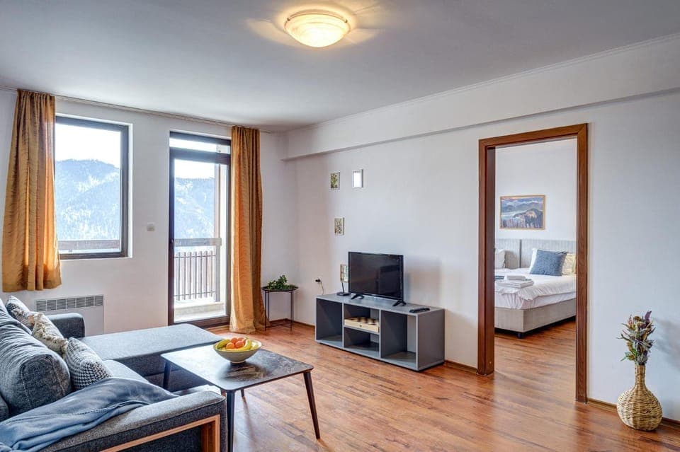 Bed, Natural landscape, TV and multimedia, View (from property/room), Living room, Photo of the whole room, Seating area, Evening entertainment, Bedroom, Mountain view