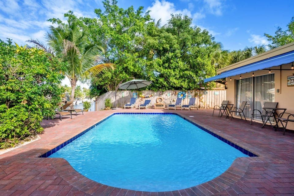 Property building, Patio, Day, Garden, Garden view, Pool view, Swimming pool, Swimming pool, sunbed