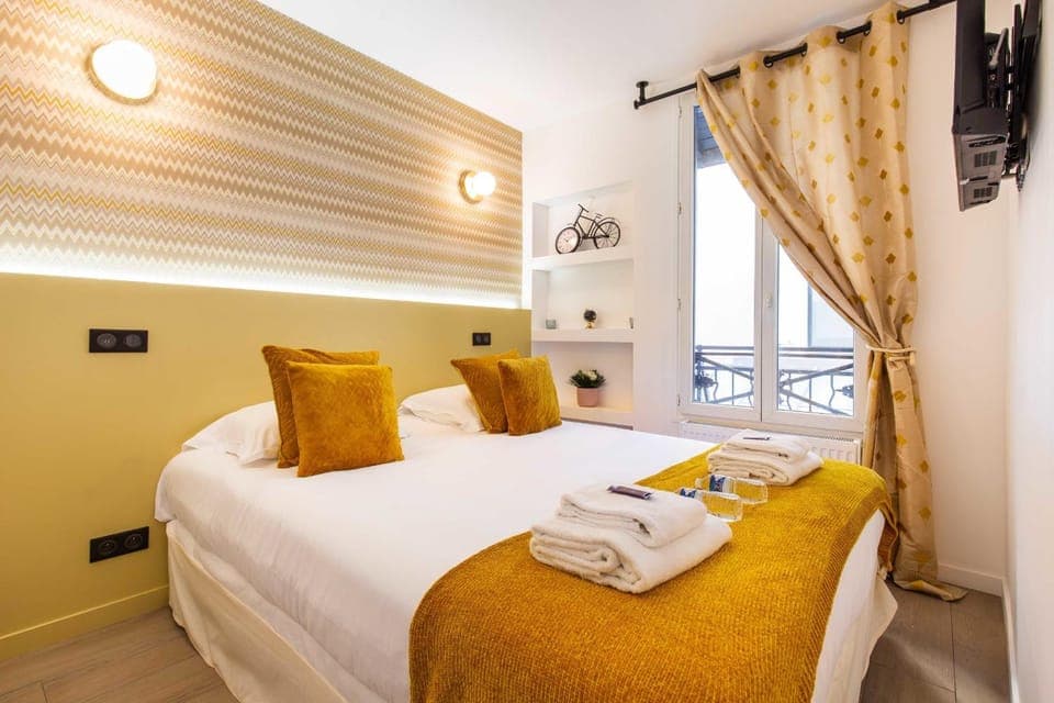 Photo of the whole room, towels