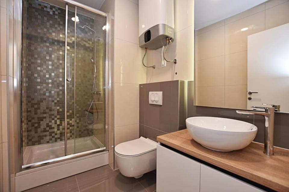Shower, Toilet