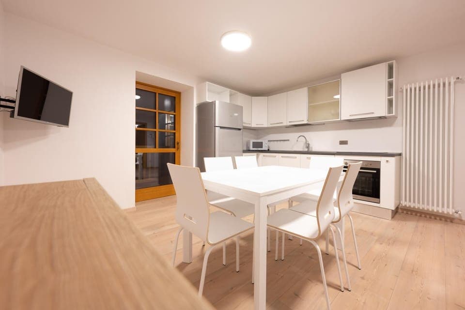 TV and multimedia, Kitchen or kitchenette, Dining area, dishwasher, oven, stove