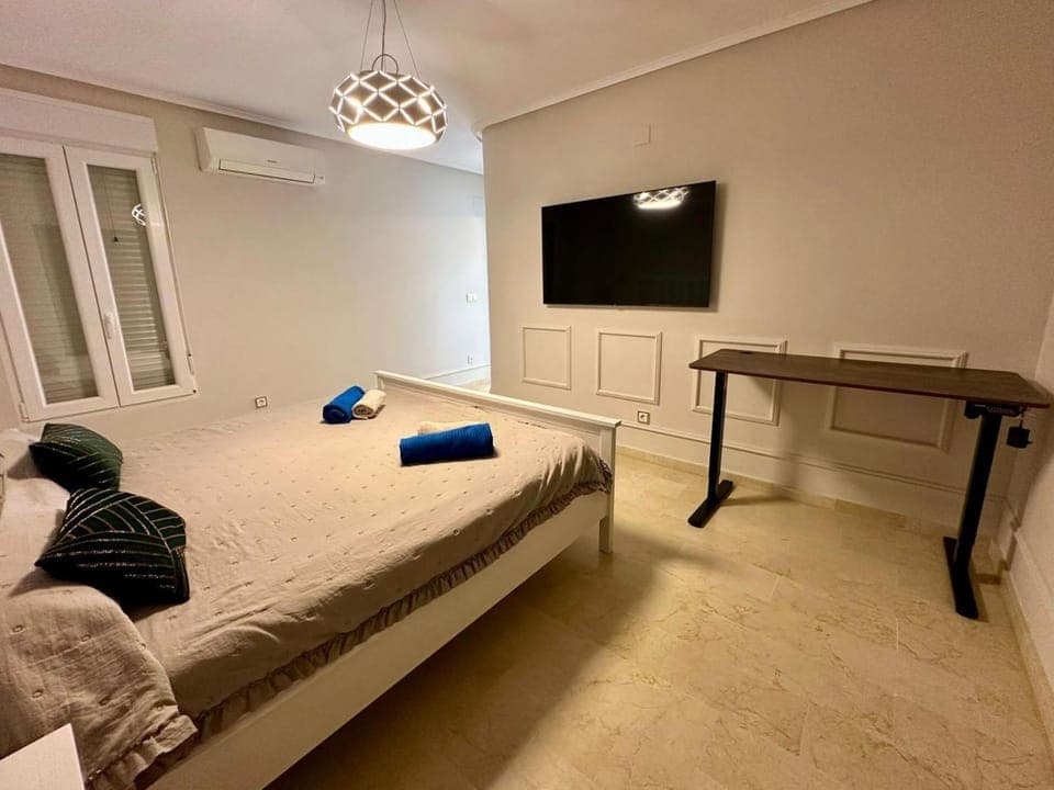 Bed, TV and multimedia, Photo of the whole room, Evening entertainment, Bedroom, towels