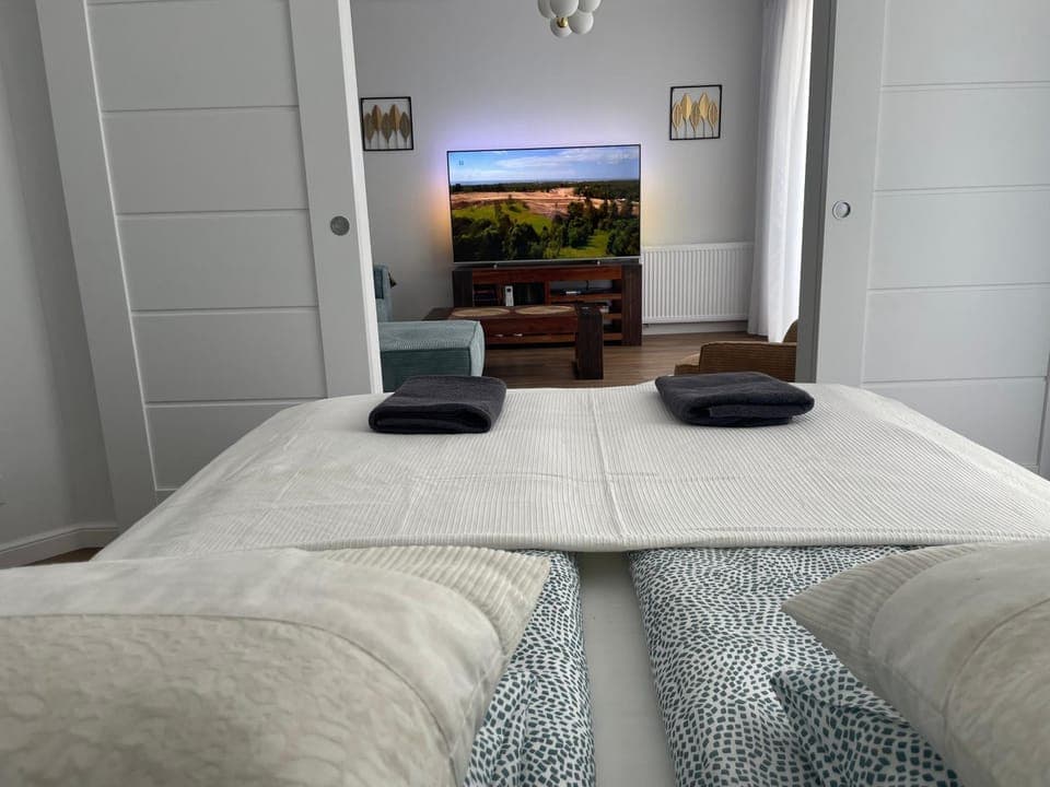 Bed, TV and multimedia, Photo of the whole room, Bedroom