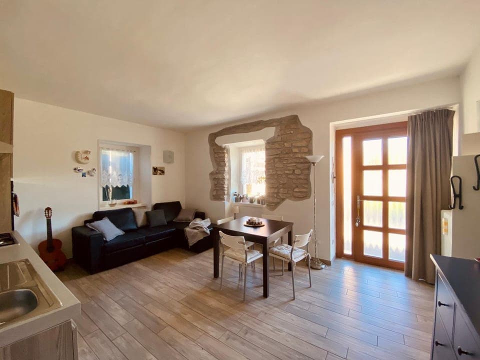 TV and multimedia, Living room, Seating area, Dining area