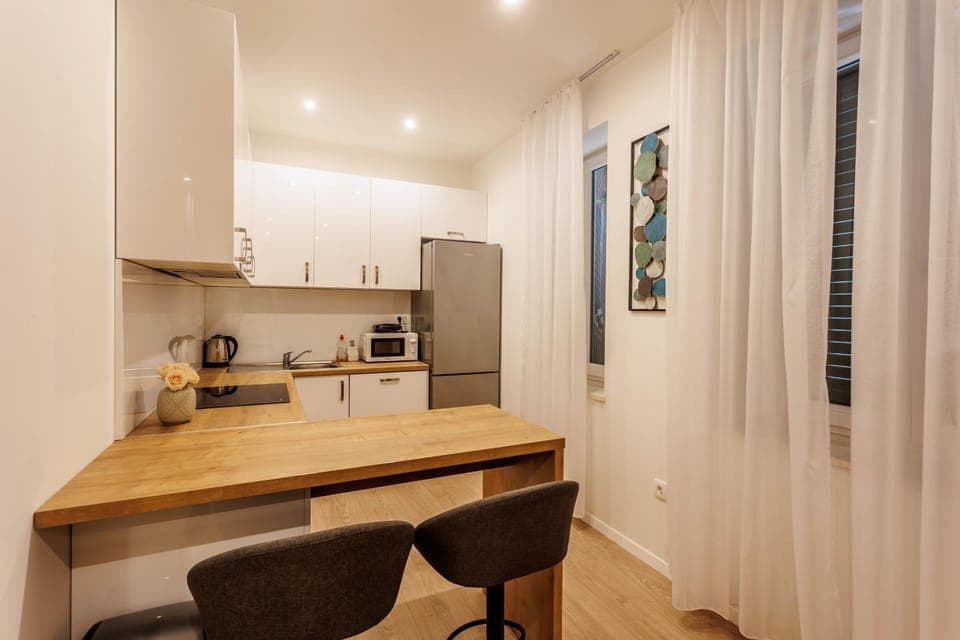 Kitchen or kitchenette, Dining area, minibar, stove