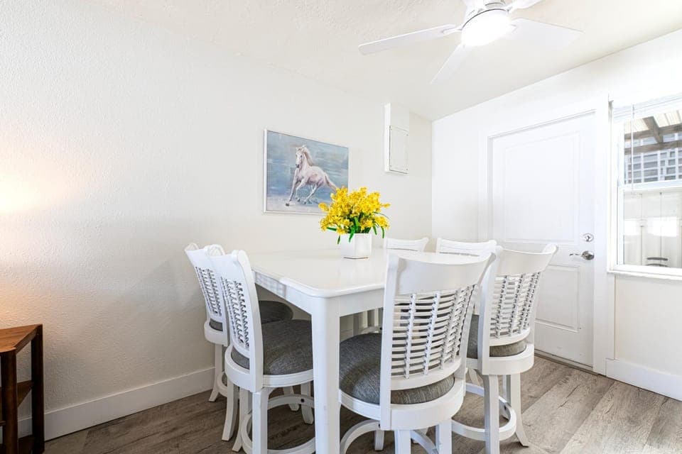2bd 1ba Sunview 5 2Mins to BeachPool Apartment in Indian Rocks Beach