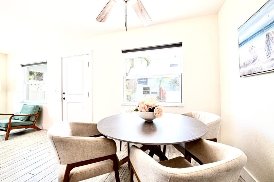 2bd 1ba Sunset 2 3Mins to Beach Apartment in Indian Rocks Beach