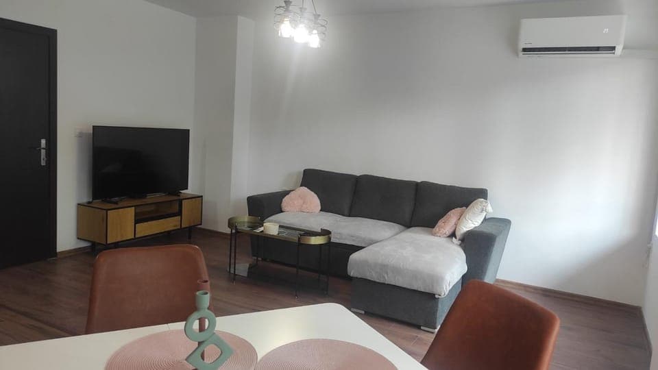 TV and multimedia, Living room, Photo of the whole room, Seating area, Evening entertainment, air conditioner