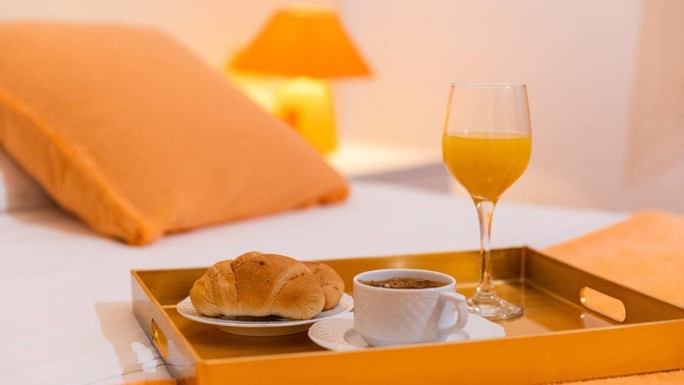 Bed, Food and drinks, Photo of the whole room, Bedroom, Food, Breakfast, Drinks