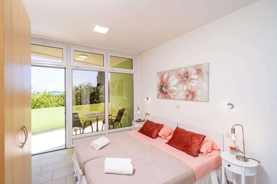 Bed, Living room, Bedroom, towels