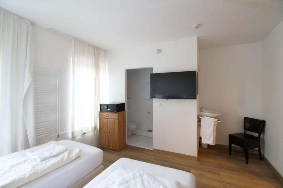 Bed, TV and multimedia, Photo of the whole room, Bedroom